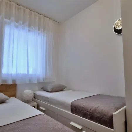 Three-bedroom Close To The Omis Duce