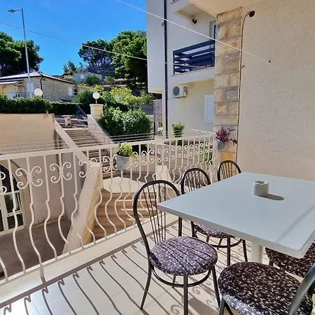Three-bedroom Close To The Omis Duce