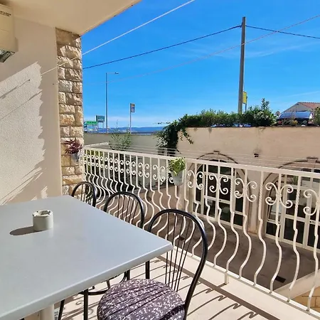 Apartment Three-bedroom Close To The Omis Duce