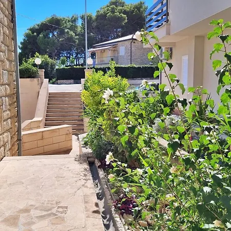 Three-bedroom Close To The Omis Duce