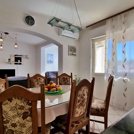 Three-bedroom Close To The Omis Apartment