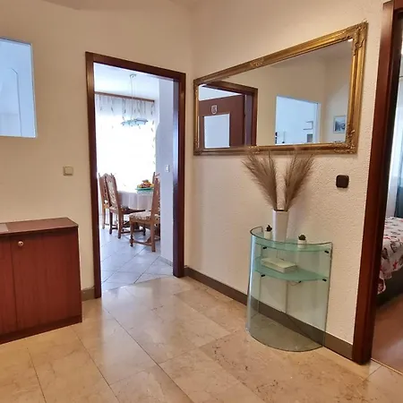 Apartment Three-bedroom Close To The Omis Duce
