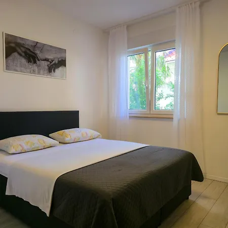 Three-bedroom Close To The Omis Apartamento