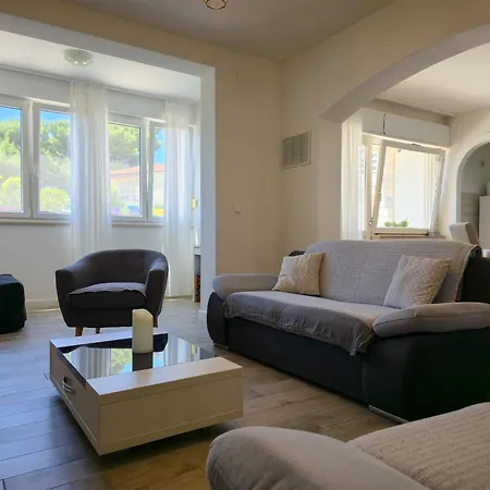 Three-bedroom Close To The Omis *