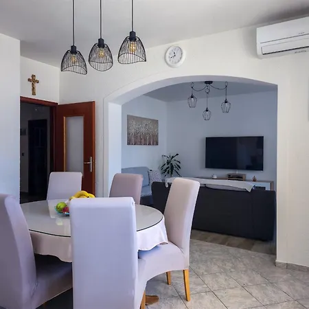 Three-bedroom Close To The Omis Apartment